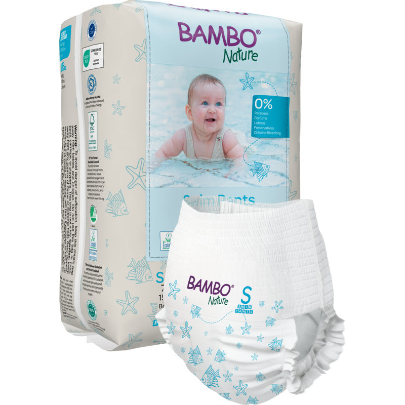 Die Bambo Nature Schwimmwindeln, Gr. S, 7-12 kg (12 Stück) von Abena Re-Seller GmbH zeigen ein schwimmendes Kind auf der Vorderseite und eine Schwimmhose mit hellblauen Seestern- und Muschelmotiven - ideal für den Wasserspaß Ihres Babys!.