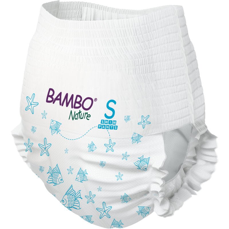 Les couches de bain Bambo Nature, taille S, 7-12 kg (paquet de 12 pièces) de Abena Re-Seller GmbH sont des couches de bain blanches avec des motifs de poissons et d'étoiles de mer bleus, ainsi qu'une ceinture et des tours de jambes élastiques. Idéal pour les bébés.
