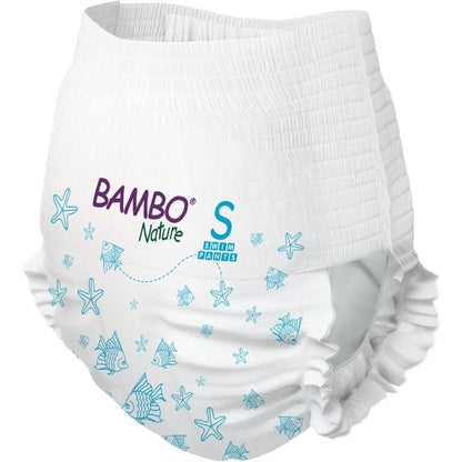 Les couches de bain Bambo Nature, taille S, 7-12 kg (paquet de 12 pièces) de Abena Re-Seller GmbH sont des couches de bain blanches avec des motifs de poissons et d'étoiles de mer bleus, ainsi qu'une ceinture et des tours de jambes élastiques. Idéal pour les bébés.