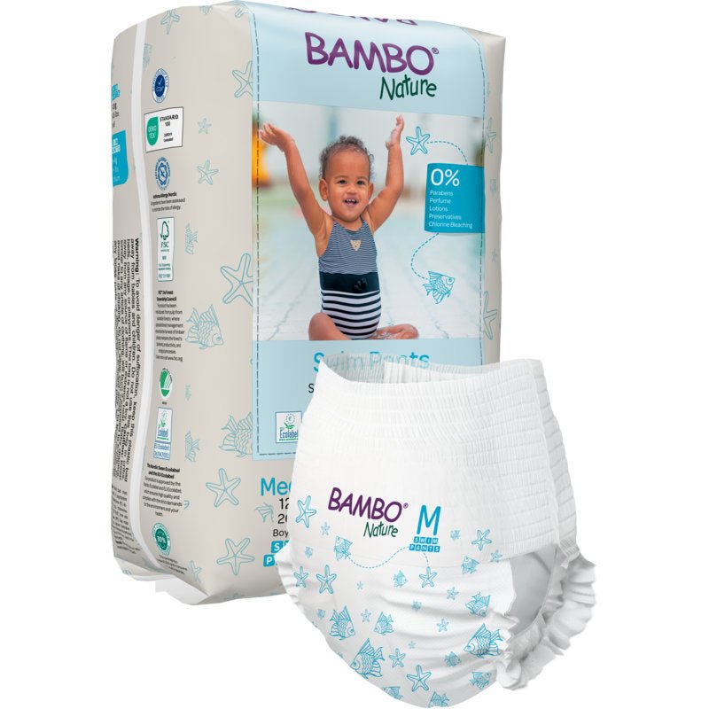 Un paquet de couches de bain Bambo Nature, taille M, 12+ kg (12 pièces) de Abena Re-Seller GmbH est illustré avec une couche de bain à l'avant et montre un enfant souriant en maillot de bain avec les bras levés sur l'emballage.