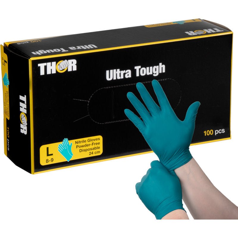 Une main enfile un gant en nitrile vert devant une boîte noir et jaune "Thor Ultra Tough, Vert" de la société Abena Re-Seller GmbH - gants jetables sans poudre, taille L (100 pièces), idéaux pour les tâches exigeantes et les activités de plein air.
