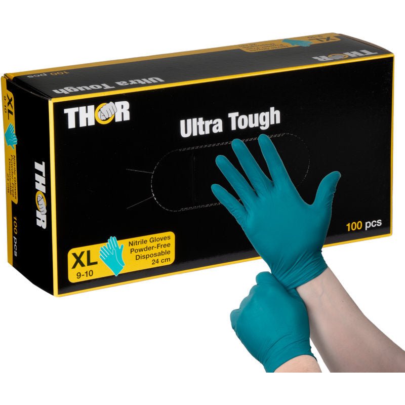 Une personne enfile un gant en nitrile vert devant une boîte noir et jaune "Thor Ultra Tough, Vert" de la société Abena Re-Seller GmbH, indiquant ce produit robuste, idéal pour les activités de plein air et les tâches nécessitant une forte protection.