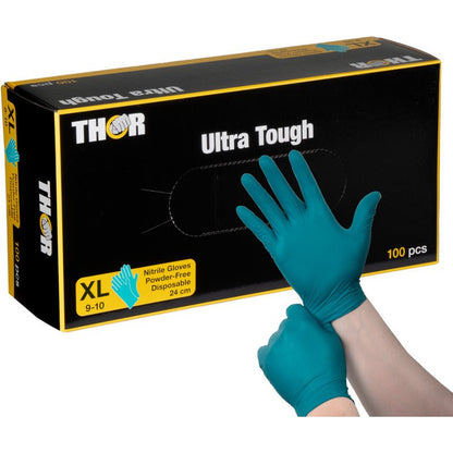 Une personne enfile un gant en nitrile vert devant une boîte noir et jaune "Thor Ultra Tough, Vert" de la société Abena Re-Seller GmbH, indiquant ce produit robuste, idéal pour les activités de plein air et les tâches nécessitant une forte protection.
