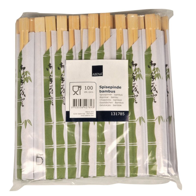Un paquet de 100 baguettes Abena Re-Seller GmbH emballées dans du plastique, bambou, emballées individuellement. Chaque baguette est enveloppée dans du papier blanc avec des motifs de bambou verts ; un autocollant avec inscription est visible sur le devant. Parfait pour les plats asiatiques.