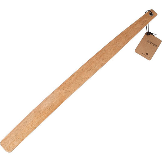Le chausse-pied ENA Living avec poignée, 55 cm, en hêtre, proposé par Abena Re-Seller GmbH, présente une surface plane et lisse ainsi qu'un trou de suspension muni d'une étiquette marron portant l'inscription « chausse-pied », fixée à l'aide d'un cordon. Disponible en cartons de 12 pièces.