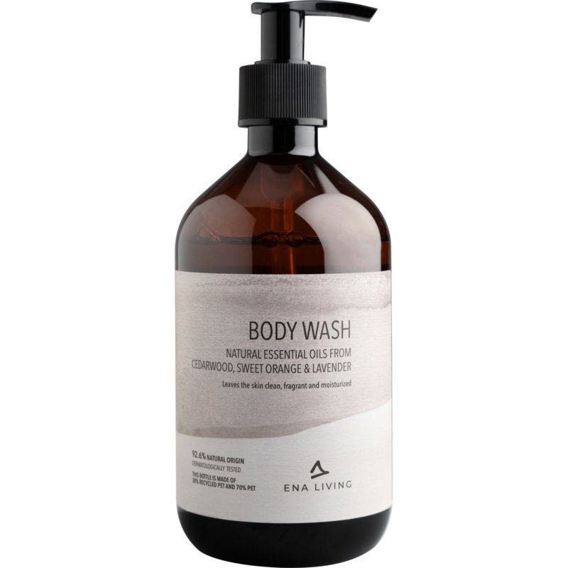 Le gel douche ENA Living, 500 ml de Abena Re-Seller GmbH (carton de 8 paquets), hydrate avec des huiles essentielles de cèdre, d'orange et de lavande. Le design blanc souligne la lotion douce pour le corps.