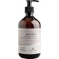 Le gel douche ENA Living, 500 ml de Abena Re-Seller GmbH (carton de 8 paquets), hydrate avec des huiles essentielles de cèdre, d'orange et de lavande. Le design blanc souligne la lotion douce pour le corps.