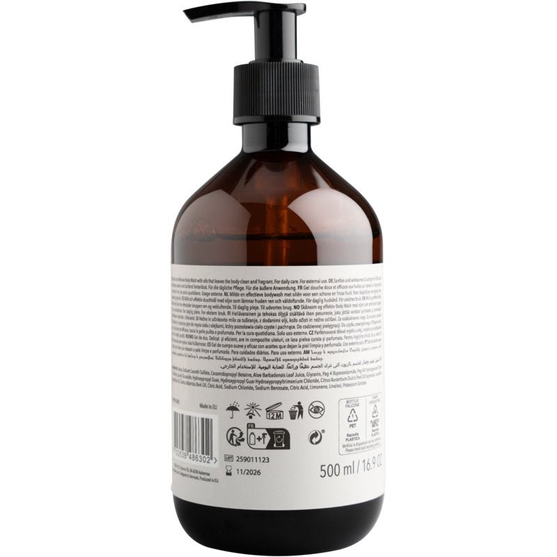 Une bouteille en plastique marron avec une pompe noire et une grande étiquette blanche montre le code-barres, les symboles de recyclage et un volume de 500 ml pour le gel douche ENA Living de Abena Re-Seller GmbH, vendu en carton (8 paquets).
