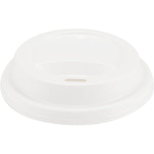 Ein weißer PP-Deckel für Kaffeebecher der Abena Re-Seller GmbH mit einem kleinen ovalen Trinkschlitz, von oben gesehen, auf einem schlichten weißen Hintergrund.