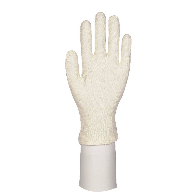 Un gant en coton crème avec doigts de la société Abena Re-Seller GmbH est debout sur un support cylindrique blanc devant un fond simple. Ce gant simple à cinq doigts est idéal pour le jardinage ou la protection au travail.