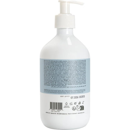 Un flacon pompe blanc du "Savon liquide pour les mains, légèrement parfumé" de la société Abena Re-Seller GmbH se tient debout devant un fond blanc simple et montre son étiquette arrière bleue avec des informations sur le produit, des instructions, un code-barres, des symboles et du texte en petits caractères.