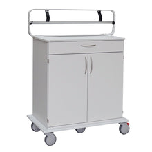 Ein weißer medizinischer Wagen mit flacher Platte, Schublade, Schrank und Rädern verfügt über eine Metallschiene und zwei schwarze Gurte, um den Novocal Abroller für Papierrollen (max. Rollenbreite 100 mm) von Novocal sicher zu halten. Der Wagen ist vor einem schlichten Hintergrund platziert.