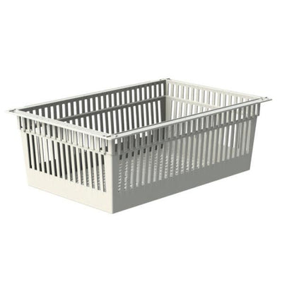 Le panier Novocal ABS est un panier rectangulaire, gris clair, divisible avec un fond perforé et des butées extensibles, illustré en biais sur un fond blanc.