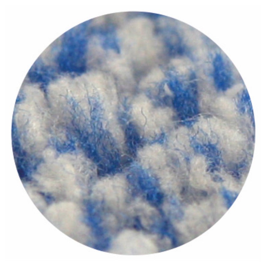 Gros plan circulaire des fibres du disque rond Arcora Micro-Blue 17'' d'Arcora International GmbH, mettant en valeur leur structure et liaison duveteuses - idéal pour le nettoyage intermédiaire sur les revêtements de sol textiles avec le système Bonnet (8 pièces/carton).