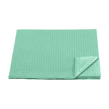 Une sous-couche absorbante verte jetable avec une structure matelassée et un dos en plastique, similaire aux serviettes patients, tissu/PE, vert (carton de 500 paquets) de la AMPri Handelsgesellschaft mbH. Le coin de la sous-couche est plié, rendant le matériau de support visible. La sous-couche repose sur un fond blanc.