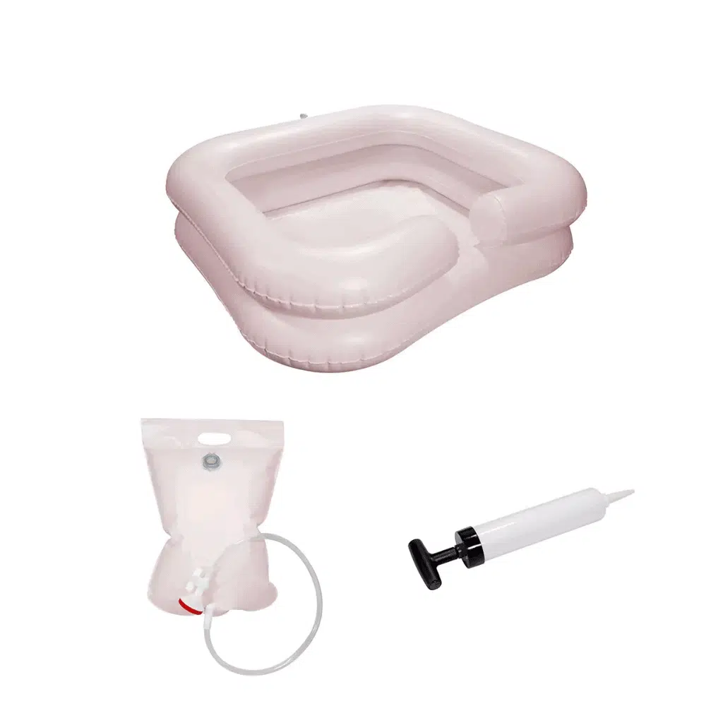 L'article discontinué : Lavabo AMPri avec dispositif de douche et pompe, gonflable par AMPri Handelsgesellschaft mbH avec pompe à main et sac d'eau est présenté pour le lavage des cheveux en position allongée sur fond blanc.