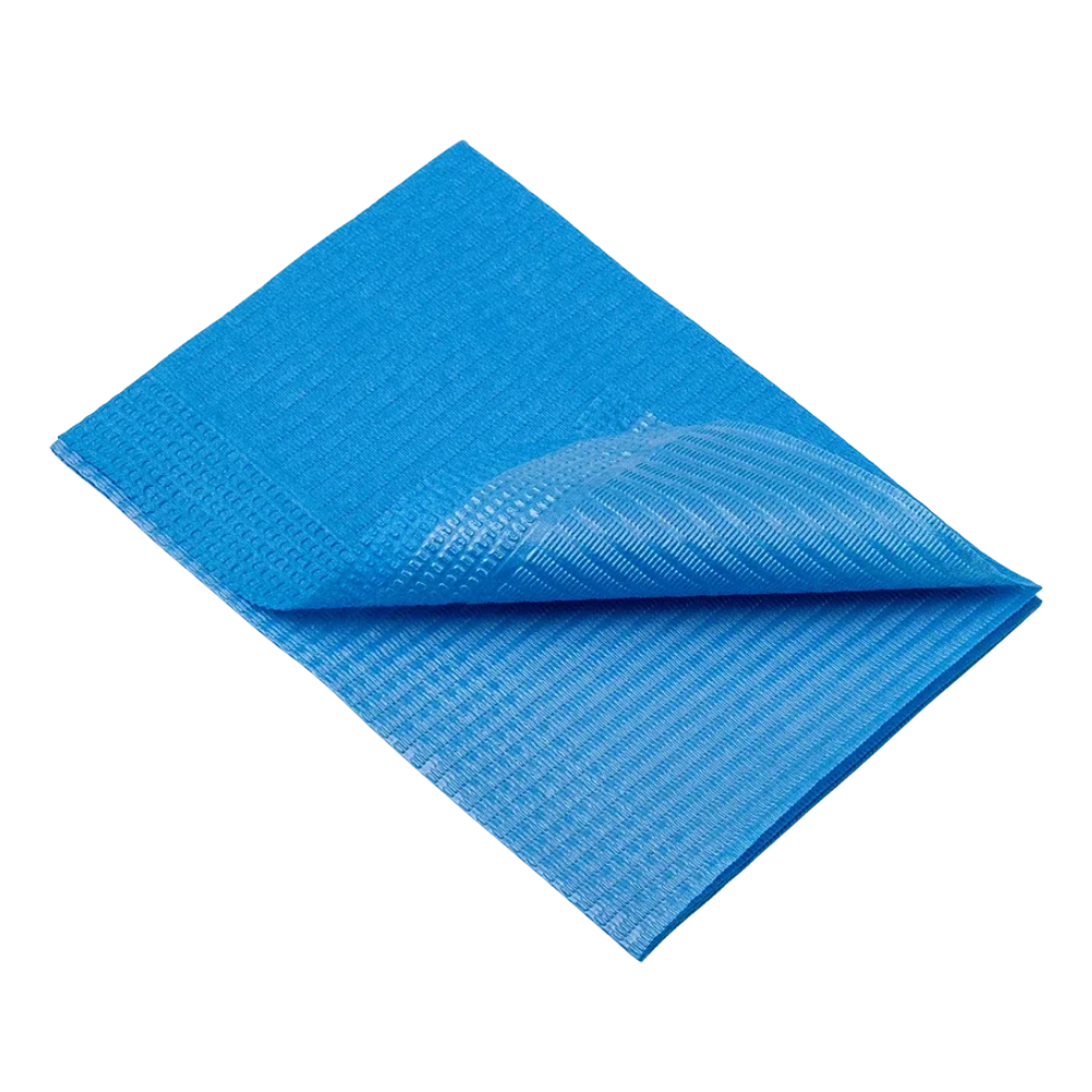 Une bâche bleue pliée en matériau tissé résistant est visible devant un fond blanc simple. Elle présente une texture visible et des bords renforcés, similaires à la texture des serviettes patients jetables AMPri Dental 33 x 45 cm de la AMPri Handelsgesellschaft mbH.