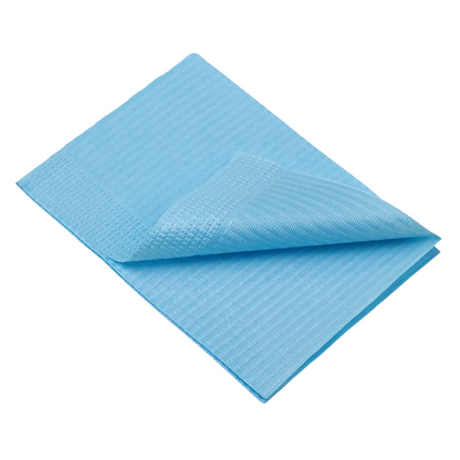 Les serviettes patients jetables AMPri Dental disponibles en différentes couleurs sont une sous-couche absorbante bleue rectangulaire avec une surface texturée, partiellement pliée de manière à rendre les couches visibles.