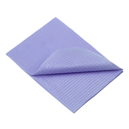 Un morceau de tissu structuré plié de couleur violet clair ressemble aux serviettes patients jetables AMPri Dental de la AMPri Handelsgesellschaft mbH et repose soigneusement sur une surface plane. Avec son motif de rayures subtiles et son matériau doux, le coin supérieur est légèrement soulevé, rendant le dessous visible.