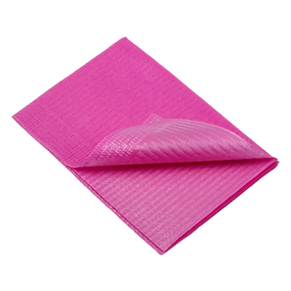 Une serviette de patient jetable rose d'AMPri Dental, semblable à un chiffon de nettoyage en microfibre, est présentée soigneusement pliée. La texture est clairement visible, car un coin est replié vers le haut, révélant plusieurs couches. Cette serviette conviviale pour les patients d'AMPri Handelsgesellschaft mbH repose sur un fond blanc simple et montre sa polyvalence dans les soins dentaires.