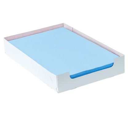 Une pile bien disposée de papiers filtres pour plateau en crêpe dentaire bleu AMPri 18 x 28 cm est présentée dans un plateau en carton blanc avec des côtés ouverts. Ce plateau rectangulaire maintient le papier parfaitement aligné et minimaliste, idéal pour des routines dentaires organisées, fourni par la société commerciale AMPri.