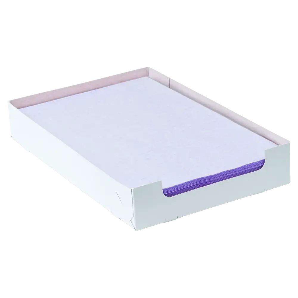 Dans un carton blanc de la société commerciale AMPri se trouve une pile de feuilles de papier filtre pour plateau en crêpe dentaire violet AMPri de format 18 x 28 cm. La feuille supérieure est blanche et laisse légèrement transparaître les bords violets en dessous. Le carton est ouvert en haut et a un design simple.