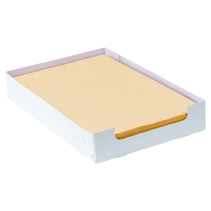 Une pile de feuilles de papier filtre pour plateau en crêpe dentaire beige AMPri de format 18 x 28 cm est placée soigneusement dans un carton blanc ouvert sans couvercle. Le carton a été conçu par la société commerciale AMPri pour que le papier reste en sécurité à sa place.