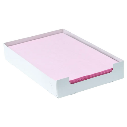 Une pile de papier rose, semblable au papier filtre pour plateau en crêpe dentaire AMPri de différentes couleurs, est soigneusement organisée dans un plateau blanc. Les parois latérales basses du plateau de la société commerciale AMPri laissent entrevoir les bords soigneusement ordonnés du papier.