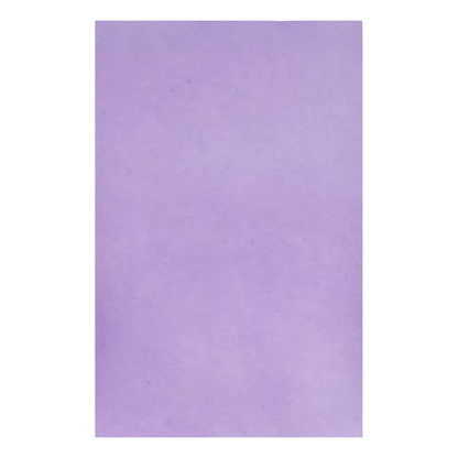 Une simple feuille de papier filtre pour plateau de couverture crêpe dentaire AMPri en violet avec une texture lisse qui rappelle du papier de haute qualité. Ce produit de AMPri Handelsgesellschaft mbH présente une teinte violette uniforme et impeccable, renforcée par son fond neutre, soulignant sa simplicité.