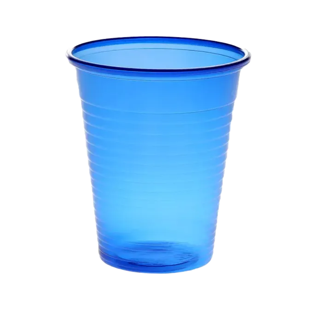 Der AMPri Dental PP Mundspülbecher der AMPri Handelsgesellschaft mbH weist einen leuchtend blauen Farbton auf, der typisch für Einweg-Mundspülbecher ist, die in Zahnarztpraxen verwendet werden. Dieser 180-ml-Becher aus durchscheinendem Polypropylen weist ein schlankes, zylindrisches Design mit einem sanft ausgestellten Rand und horizontalen Rillen auf, die alle vor einem schlichten weißen Hintergrund präsentiert werden.