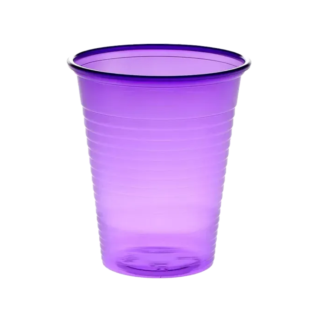 Vor einem schlichten weißen Hintergrund ist ein AMPri Dental PP Mundspülbecher zu sehen, ein durchscheinender violetter Plastikbecher aus Polypropylen. Der Becher wird in Zahnarztpraxen häufig als Einweg-Mundspülbecher verwendet und weist einen breiten Rand und vertikale Rillen entlang seines Körpers auf.