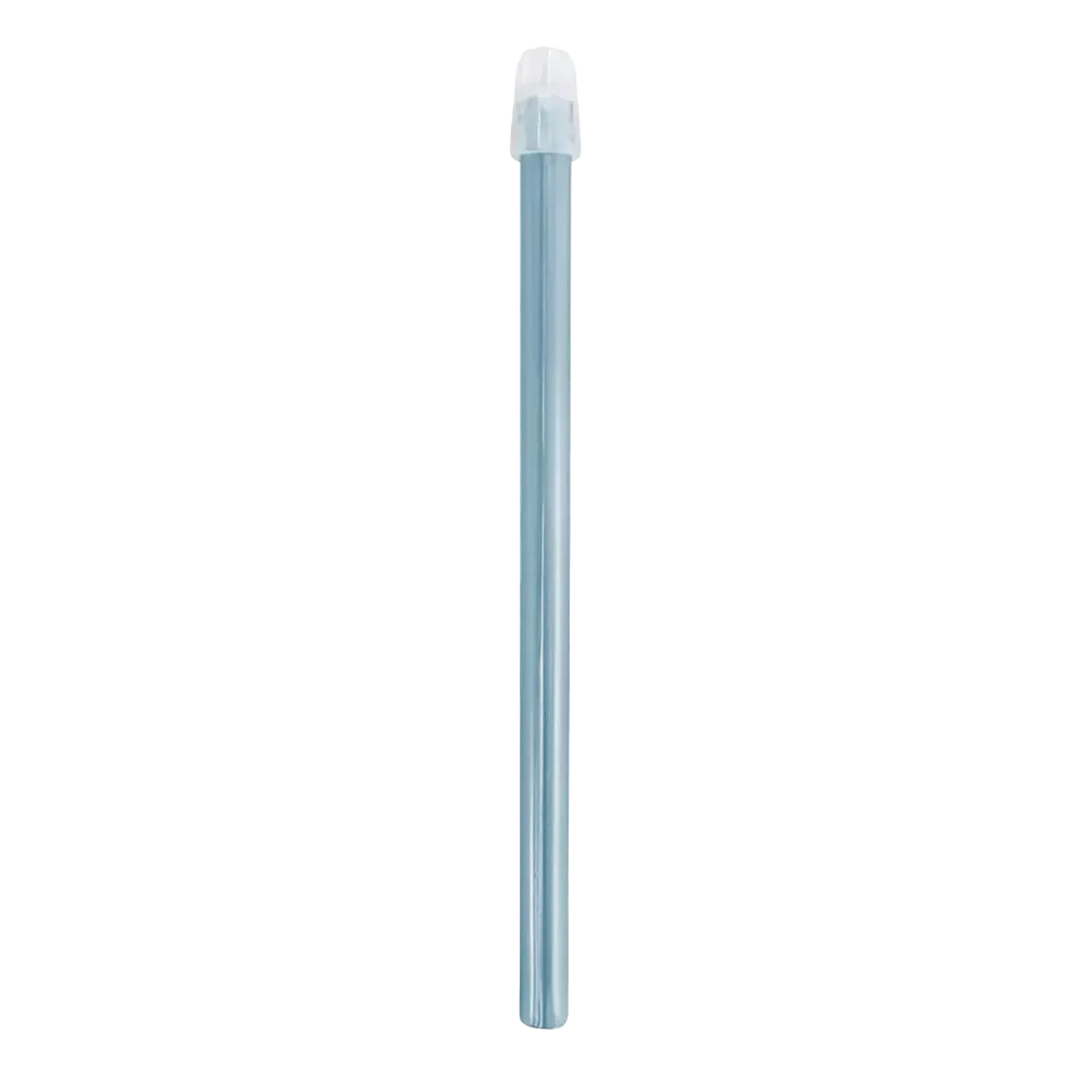 Le design simple de la paille en plastique transparent bleu avec un capuchon blanc à une extrémité et un fond blanc isolé rappelle l'aspirateur de salive dentaire AMPri, disponible en tailles 130 mm et 150 mm et en différentes couleurs.