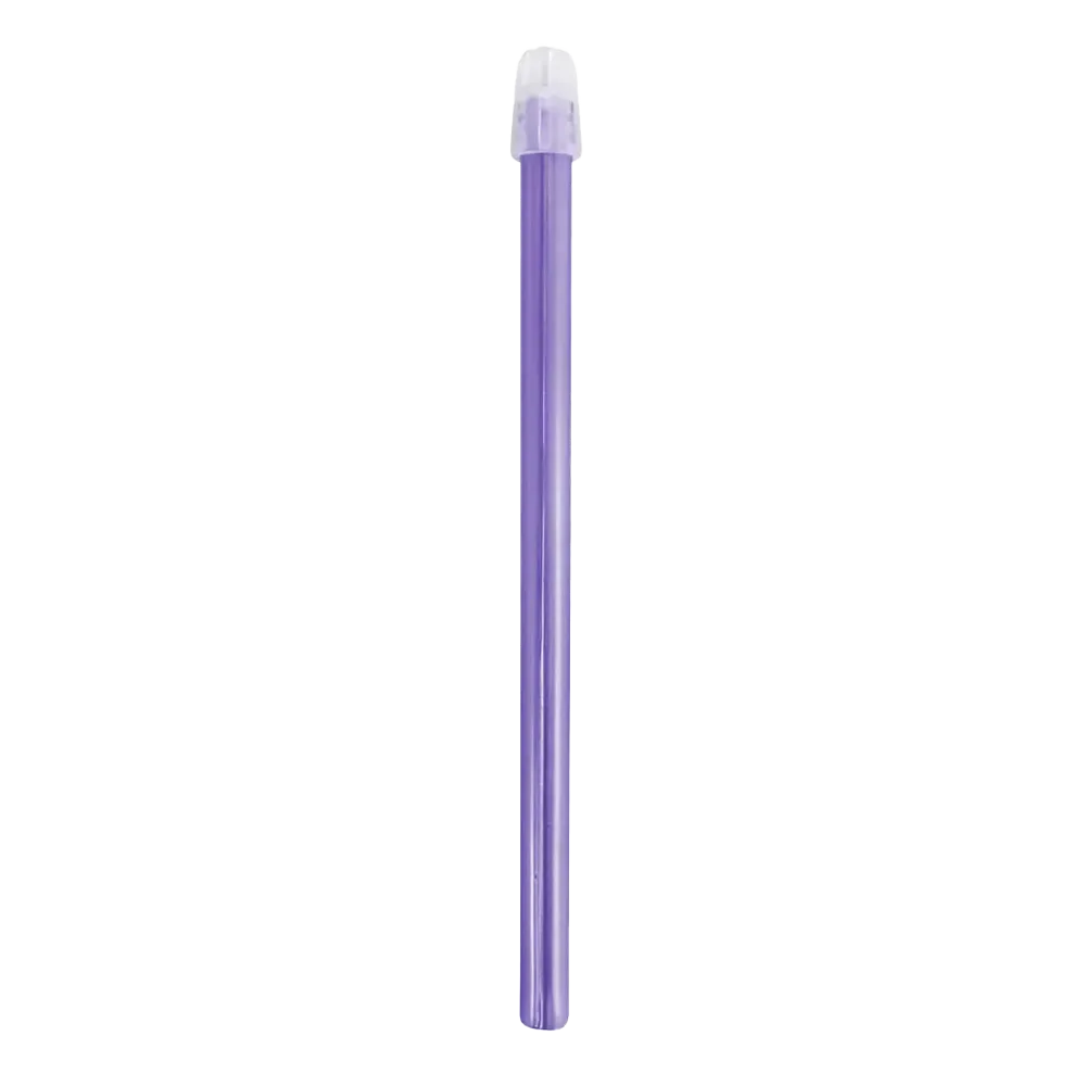 Un aspirateur de salive dentaire violet avec un capuchon transparent de la collection AMPri Dental Saliva Ejector de la société AMPri Handelsgesellschaft mbH est debout verticalement sur un fond blanc.