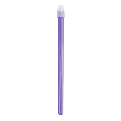 Un aspirateur de salive dentaire violet avec un capuchon transparent de la collection AMPri Dental Saliva Ejector de la société AMPri Handelsgesellschaft mbH est debout verticalement sur un fond blanc.