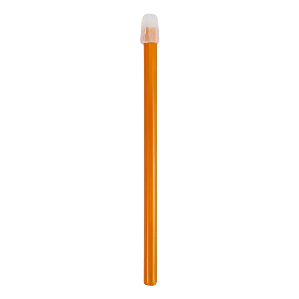 Un crayon orange avec une gomme rose est debout verticalement sur un fond blanc simple et rappelle les instruments minutieux utilisés dans les traitements dentaires. Sa forme non taillée et son design simple reflètent l'efficacité propre qui représente une forte puissance d'aspiration, similaire à celle de l'aspirateur de salive dentaire AMPri de la société AMPri Handelsgesellschaft mbH.