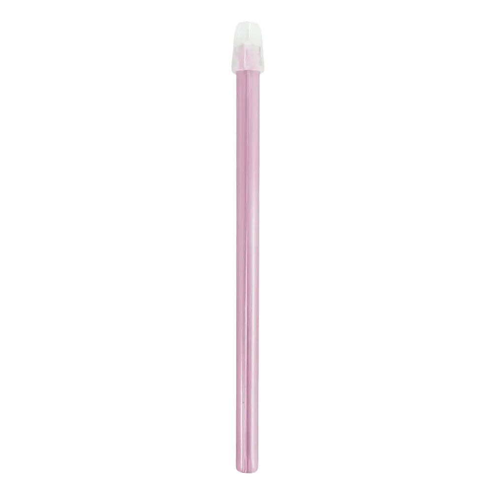 Un crayon de couleur rose avec une pointe blanche, rappelant l'aspirateur salivaire dentaire AMPri, est placé devant un fond blanc simple.