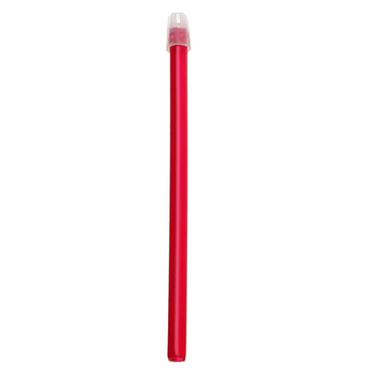 Un crayon de couleur rouge avec un capuchon transparent se tient droit devant un fond blanc et rappelle la précision d'instruments comme l'aspirateur salivaire dentaire AMPri de 130 mm et 150 mm, proposés par l'AMPri Handelsgesellschaft mbH en différentes couleurs pour une utilisation lors d'interventions dentaires.