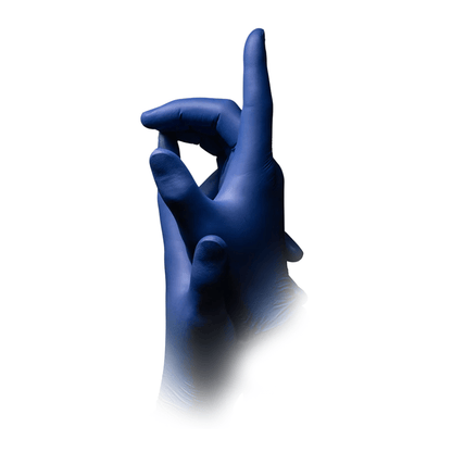 Deux mains avec des gants en nitrile AMPri Epiderm Protect bleu métallique de MED-COMFORT sans poudre de la société commerciale AMPri mbH sont représentées sur un fond blanc. Une main semble pointer vers le haut, tandis que le pouce et l'index de l'autre main se touchent. Ces gants sans poudre offrent à la fois confort et protection pour diverses tâches.