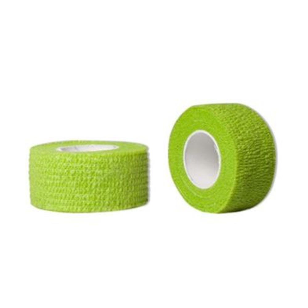 Le sparadrap AMPri Joy2Protect, disponible dans une boîte de deux rouleaux de dimensions 2,5 cm x 4,5 m, est représenté en vert. Un rouleau est debout tandis que l'autre est couché sur le côté, de sorte que le noyau intérieur et la surface texturée sont visibles. Ce ruban de la société AMPri Handelsgesellschaft mbH est idéal pour un usage médical ou sportif et convient donc aux environnements hospitaliers ou aux applications industrielles.