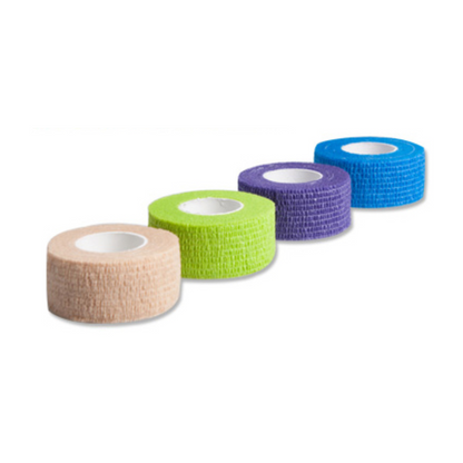 Quatre rouleaux de sparadrap AMPri Joy2Protect, chacun de 2,5 cm x 4,5 m, sont placés horizontalement côte à côte. Les pansements, idéaux pour une utilisation dans les hôpitaux, sont disponibles en beige, vert, violet et bleu et disposent d'un noyau intérieur blanc distinctif. La surface texturée offre une excellente adhérence et un bon soutien.

