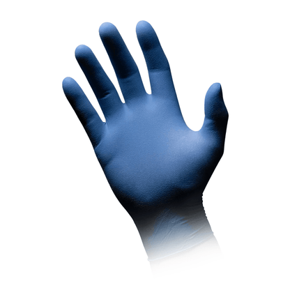 Un gant en latex AMPri MED-COMFORT BLUE de la société AMPri Handelsgesellschaft mbH est illustré sur un fond blanc. Le gant, idéal pour la transformation alimentaire, est montré avec la paume vers le spectateur et les doigts tendus. La zone du poignet du gant sans poudre est légèrement décolorée.