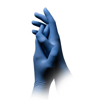 Deux mains portant des gants en latex AMPri MED-COMFORT BLUE sans poudre, bleu de la société AMPri Handelsgesellschaft mbH sont illustrées sur un fond blanc. La main droite est posée sur la main gauche, les doigts se chevauchant légèrement. Les gants semblent propres et sans plis, indiquant un état neuf ou inutilisé et, en raison de leur nature sans poudre, sont idéaux pour la transformation alimentaire.