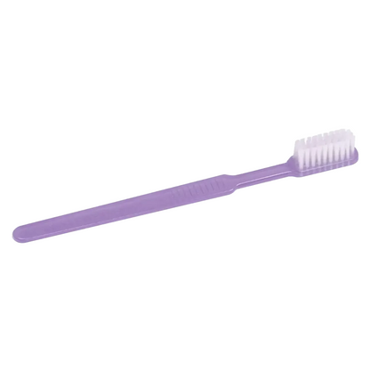 Sur un fond blanc, une brosse à dents jetable violette AMPri MED-COMFORT Dental PS avec un long manche droit et des poils blancs est visible - idéale pour le soin dentaire en voyage.