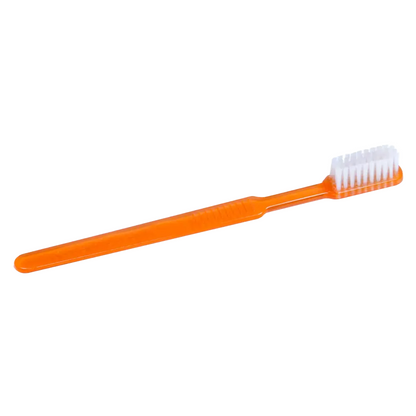 Une brosse à dents jetable AMPri MED-COMFORT Dental PS avec dentifrice, avec un manche orange et des poils blancs.