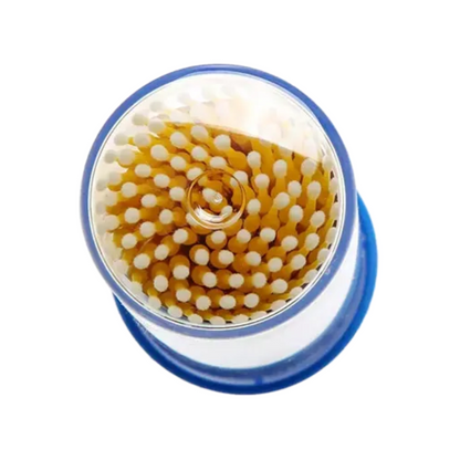 Une vue de dessus montre les micro-applicateurs jetables AMPri MED-COMFORT, idéaux pour un travail précis. Ces applicateurs sont soigneusement disposés en un motif circulaire, avec des pointes blanches et des tiges brunes. Le conteneur transparent dispose d'un fond ou d'un couvercle bleu, rappelant les produits de base pour les besoins dentaires.