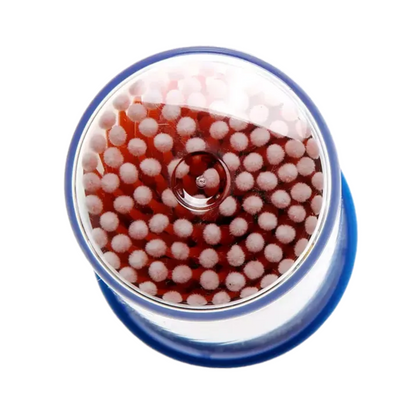 Une vue de dessus du conteneur en plastique transparent montre les micro-applicateurs jetables AMPri MED-COMFORT pour les besoins dentaires, idéaux pour un travail précis. Ces micro-applicateurs ont des pointes blanches et des tiges rouges, avec la base bleue visible à travers le couvercle transparent – un complément parfait pour vos besoins dentaires. Cette boîte contient 400 pièces et est mise à votre disposition par AMPri Handelsgesellschaft mbH.