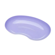 L'image montre une cuvette rénale en plastique AMPri MED-COMFORT de 24 cm 600 ml en violet clair brillant. Cet outil médical de la société AMPri Handelsgesellschaft mbH se distingue par un design incurvé avec des bords lisses.