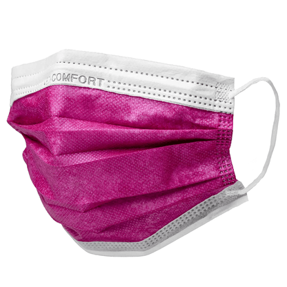 Sur un fond blanc simple est représenté un masque facial jetable rose et blanc avec des boucles d'oreilles. Le masque AMPri MED-COMFORT OP Type IIR de la société commerciale AMPri est composé de couches plissées, avec l'inscription « COMFORT » imprimée sur la partie supérieure blanche.