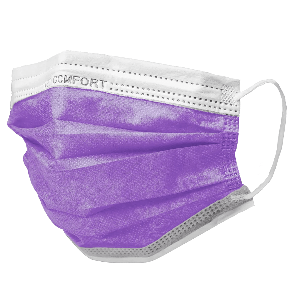 Un masque facial jetable de la société commerciale AMPri avec la marque AMPri MED-COMFORT OP Type IIR avec une face avant violette et des boucles d'oreilles élastiques blanches. Le mot « COMFORT » est visible sur le bord supérieur du masque. Ce masque est conforme à la norme EN 14683, a trois plis et une doublure intérieure blanche pour une protection optimale de la bouche et du nez. Il est disponible dans une boîte de 50 pièces.