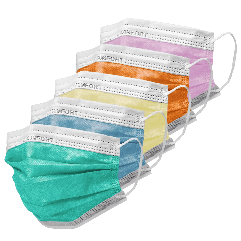 Une série de cinq masques AMPri MED-COMFORT OP Type IIR de la société commerciale AMPri en différentes couleurs est représentée. Les couleurs sont vert, bleu, jaune, orange et rose. Chaque protection bouche-nez a des boucles d'oreilles et le mot « MED-COMFORT » est imprimé sur le bord supérieur.